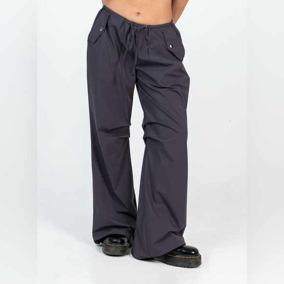 🖤 Princess Polly Black Parachute Pants Size 6 Adjustable Hem Utility in BLACK - Picture 3 of 15